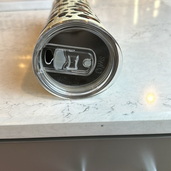 Swig brown/black cheetah print on cream background 20 oz tumbler. - Picture 3 of 3